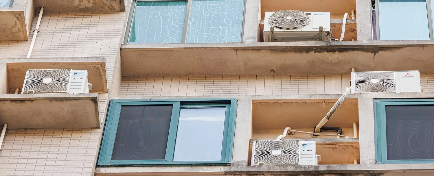 Des climatiseurs en façade