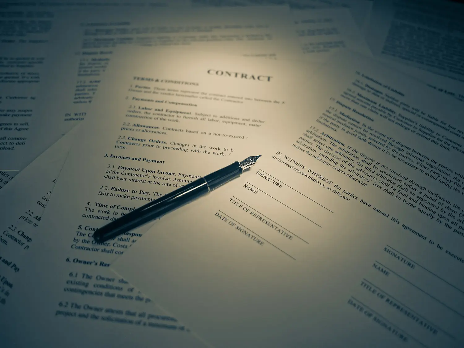 Un contrat et un stylo