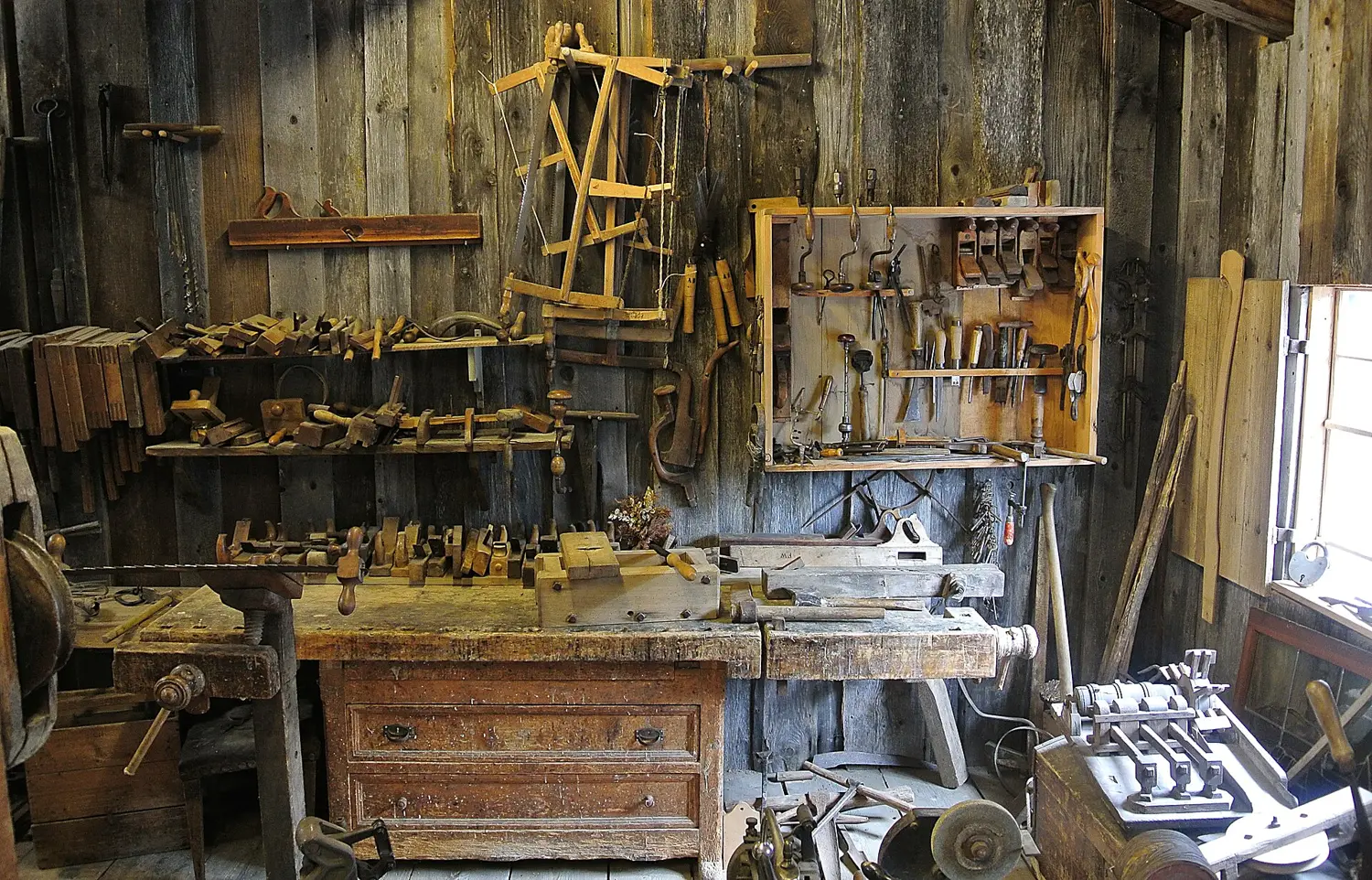 Un atelier de menuiserie