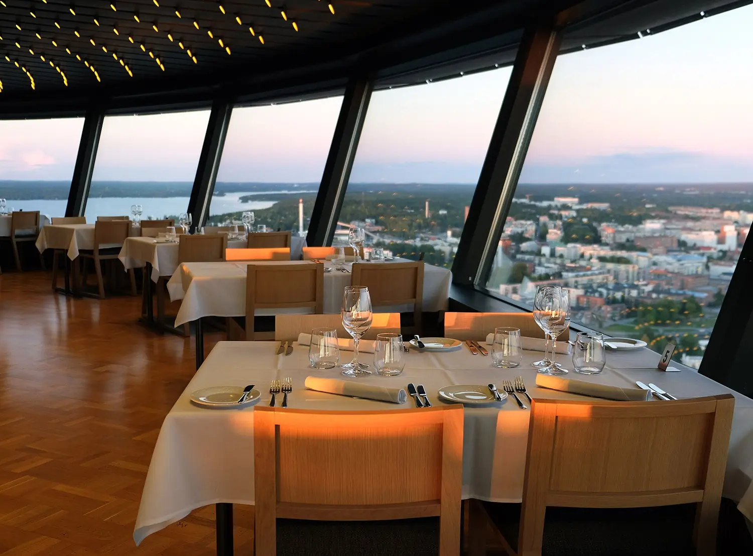 Une salle de restaurant